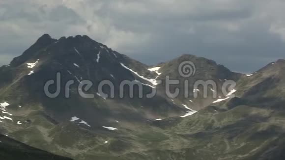 奥地利蒂罗尔州Schoenjoch山顶附近移动的云视频的预览图