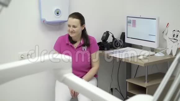 儿童进入牙科诊所的病人视频的预览图