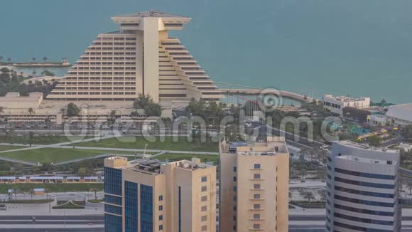 多哈西湾景观与酒店公园晚上时间推移多哈卡塔尔中东视频的预览图
