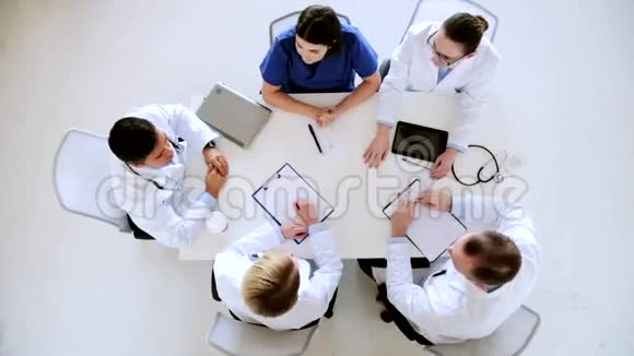 医院里手拉手的一群医生视频的预览图