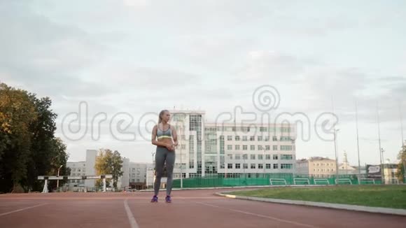 运动女性的起点低然后跑步视频的预览图