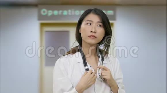 亚洲女医生在医院思考手术有突破视频的预览图
