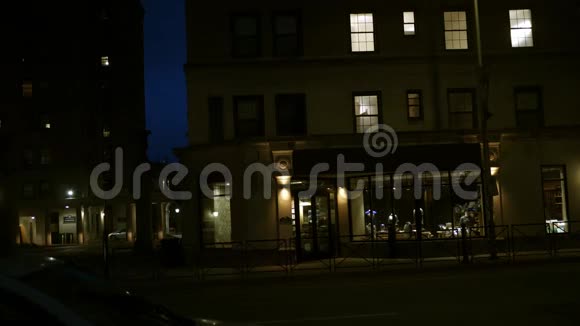 城市夜间一家普通小企业的外部镜头视频的预览图