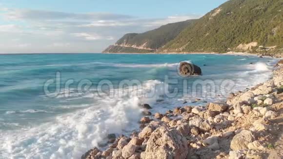 希腊列夫卡达岛海岸线日落时壮观的海景和岩石海滩视频的预览图