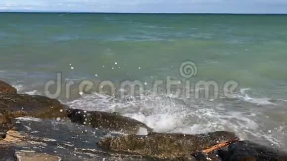 海浪溅到岸边的石头上视频的预览图