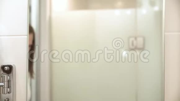 睡人照镜子在浴室里视频的预览图