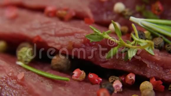 新鲜的生牛肉肉配调味品辣椒盐烧烤的准备视频的预览图