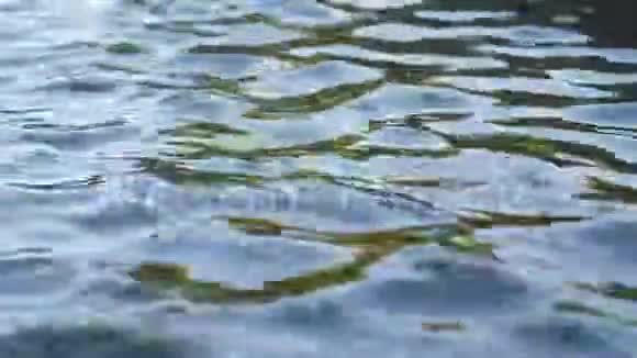 喷泉中的波浪河流的浪漫波浪视频的预览图