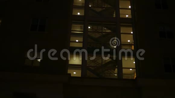 一家现代化的办公大楼夜间在楼梯间安装摄像头视频的预览图