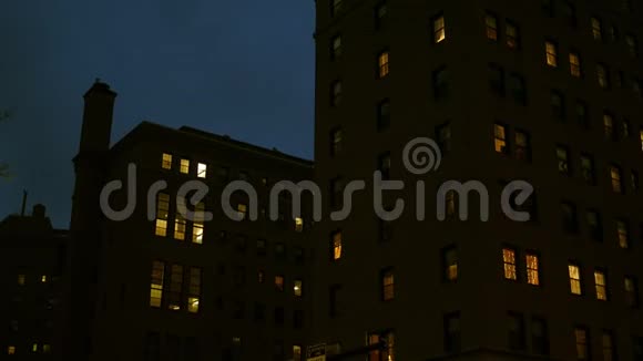 摄像机在城市里的一栋砖制公寓楼里拍摄视频的预览图