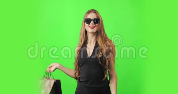 带购物袋和信用卡的快乐女人视频的预览图