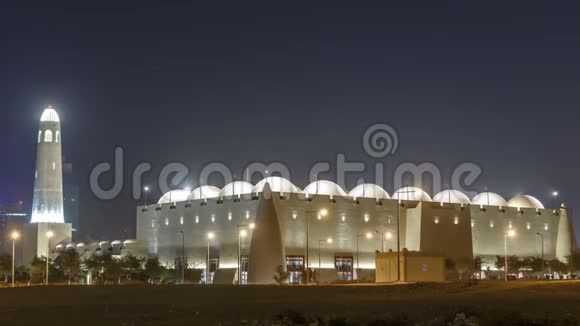 ImamMuhammadibnAbdalWahhab清真寺经过卡塔尔国家清真寺夜间外景视频的预览图