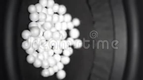 聚苯乙烯微球在工作扬声器表面跳跃视频的预览图