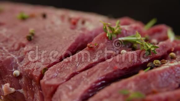 新鲜的生牛肉肉配调味品辣椒盐视频的预览图