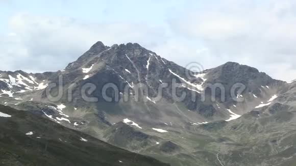 奥地利蒂罗尔州Schoenjoch山顶附近移动的云视频的预览图