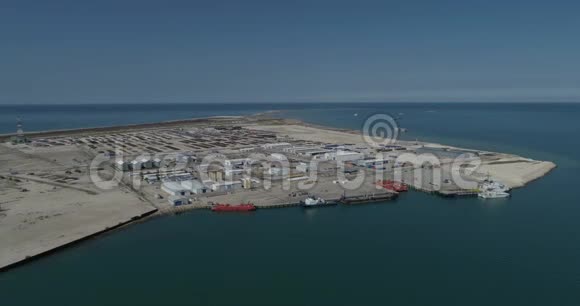 4K视频货船停泊在里海的包蒂诺港视频的预览图
