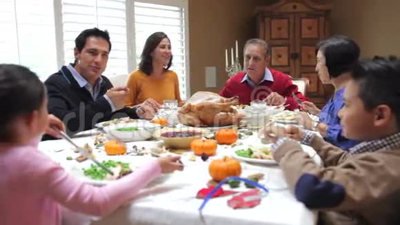 多代家庭享受感恩节大餐视频的预览图