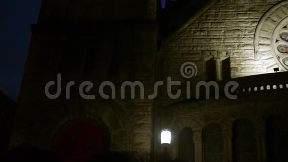一座哥特式教堂带有漂亮的圆形玻璃窗户视频的预览图