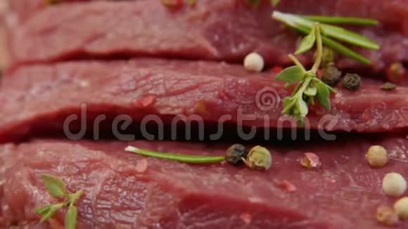 新鲜的生牛肉肉配调味品辣椒盐视频的预览图