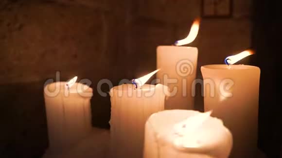 黑色背景上五支闪烁的蜡烛视频的预览图