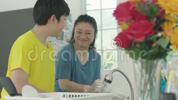 家庭幸福母子一起洗碗视频的预览图