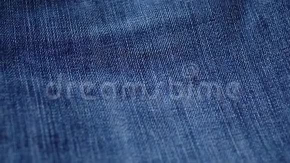 蓝色牛仔牛仔裤的质感牛仔裤的背景上景视频的预览图