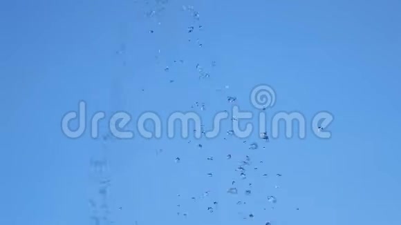 喷溅的喷泉映衬着蓝天视频的预览图