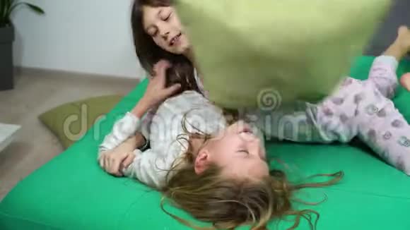两个穿睡衣的孩子在沙发上打架视频的预览图