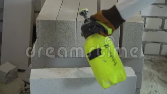 建筑工人用喷水器湿润加气混凝土砌块视频的预览图
