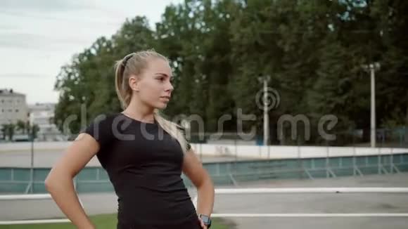 女体操运动员在比赛前做热身运动视频的预览图