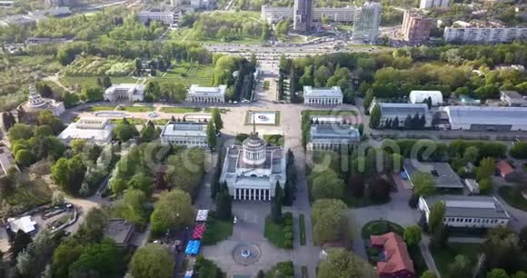 从无人机到国家展览中心和基辅国立大学的全景视频拍摄视频的预览图