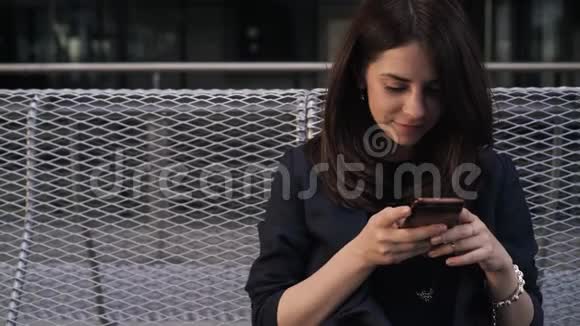 马德里屋顶日落女士带智能手机前景视频的预览图