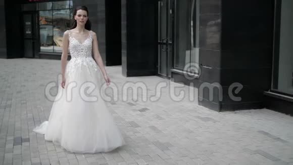 优雅的新娘正在城里散步视频的预览图