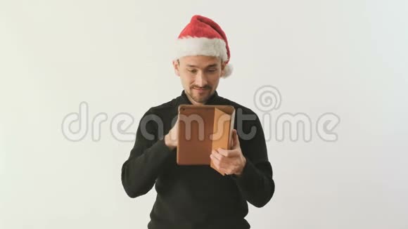 有平板电脑的快乐男人使用信用卡在白色背景下显示大拇指视频的预览图