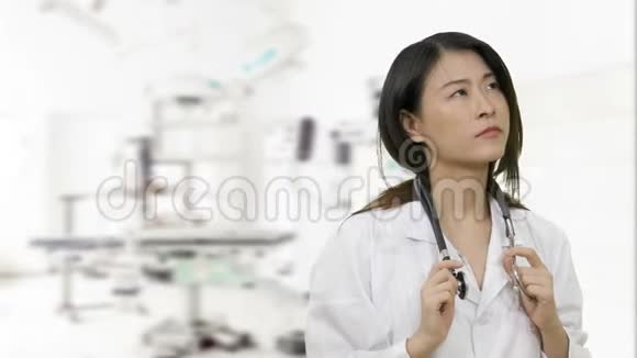 亚洲女医生在医院思考手术有突破视频的预览图