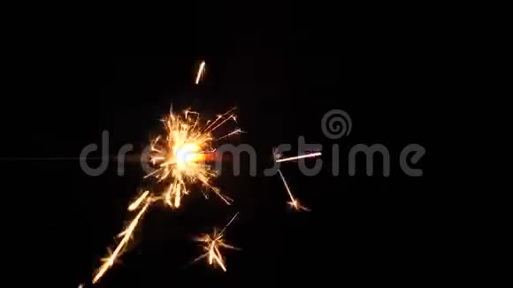 黑色背景上的火花带视频的预览图