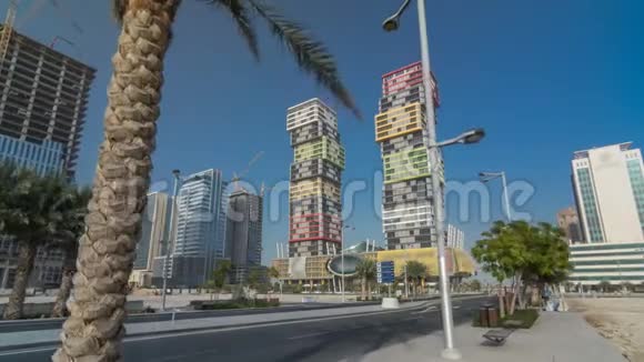 多哈天际线时间推移超移五颜六色的玛丽娜双子塔建筑位于首都卢塞勒地区视频的预览图
