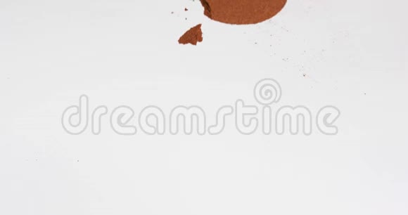 八角茴香粉落在白色背景下缓慢运动视频的预览图