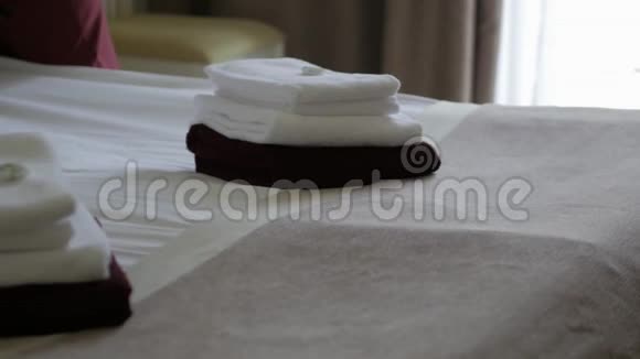 酒店女佣在酒店房间铺床酒店服务女家政工人女佣在客栈铺床视频的预览图