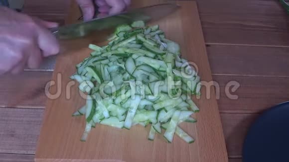 把黄瓜片放在砧板上煮视频的预览图