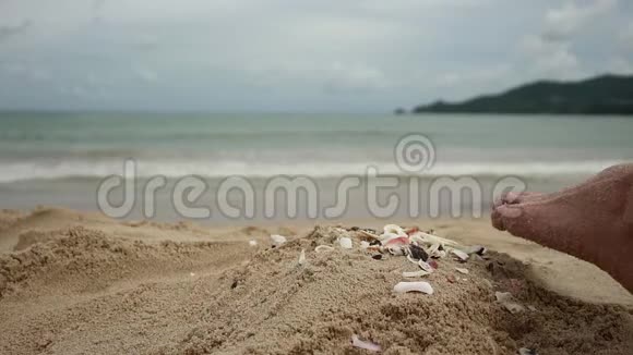女人的腿在异国的海滩上玩沙子和模糊的海洋背景暑假概念视频的预览图