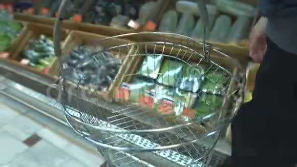 在超市买蔬菜视频的预览图