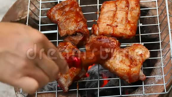 在炉子上烤猪肉视频的预览图