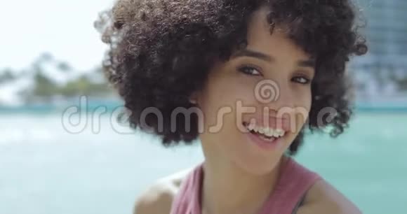 漂亮的小黑女人短卷视频的预览图