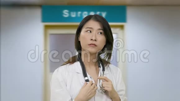 亚洲女医生在医院思考手术外的突破视频的预览图