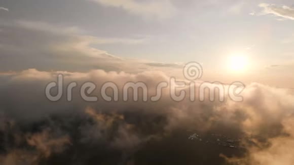 真正的飞翔在傍晚时分的云彩与晚阳乘着美丽的太阳从移动的云中飞行视频的预览图