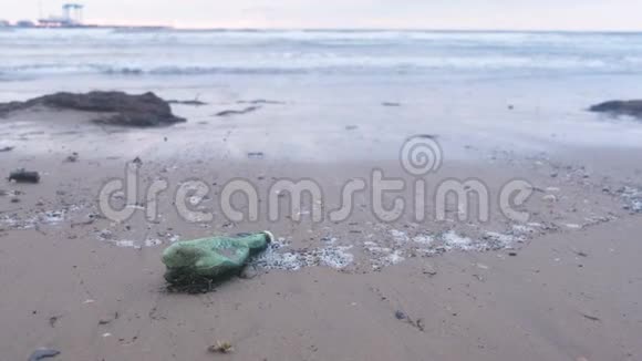 海边沙滩上的塑料绿瓶子和海藻视频的预览图