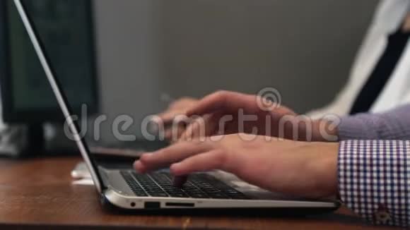 年轻人坐在一排电脑上工作视频的预览图