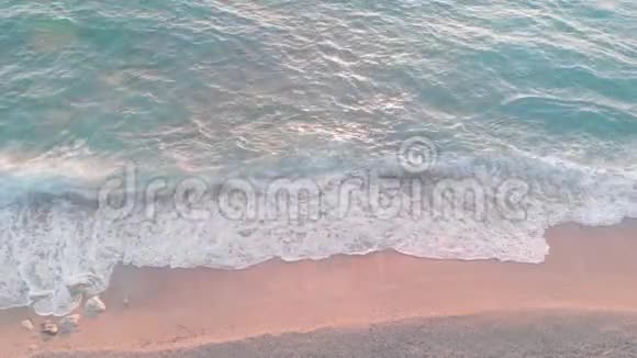 空中无人机拍摄的海浪冲向海滩岩石海岸的画面视频的预览图