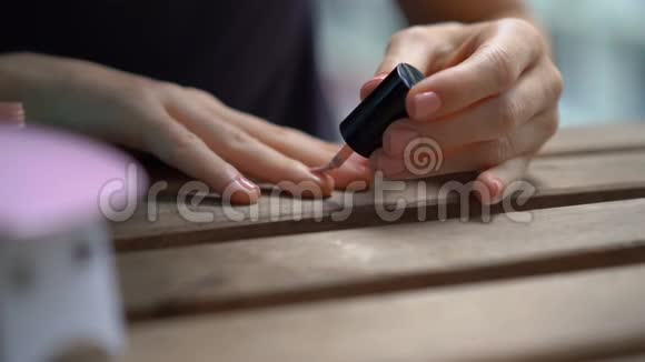 一位女士用在紫外线下变硬的凝胶抛光来修指甲视频的预览图